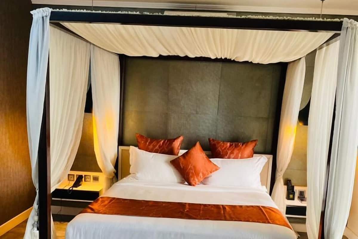 Standard Room, Pool View | Peti besi dalam bilik, meja, ruang kerja komputer riba