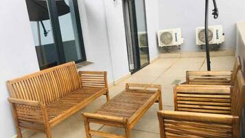 Chambre Confort, balcon, vue piscine | Coffres-forts dans les chambres, bureau