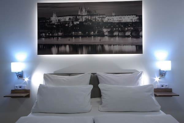 Minibar, escritorio, sistema de insonorización y wifi gratis