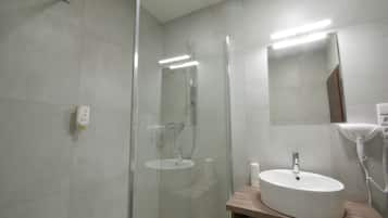 Classic Double Room | Bathroom | Shower, free toiletries, hair dryer, towels