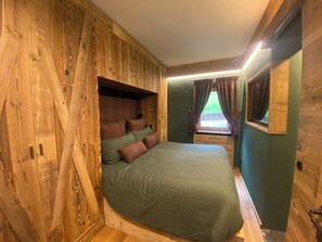 2 soverom, skrivebord, reiseseng for barn og wi-fi (inkludert)