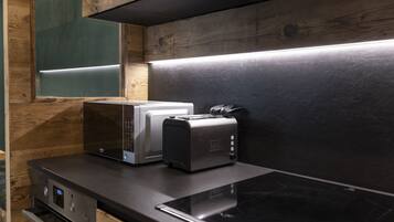 Kühlschrank, Mikrowelle, Ofen, Herdplatte