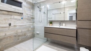 Shower, towels - Tilly's Beach House, TOP NOTCH (BONGAREE)