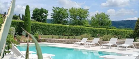 Alberca al aire libre por temporada y sombrillas en la alberca