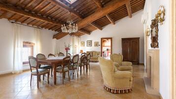 Penthouse Deluks, 3 kamar tidur, pemandangan bukit | Area keluarga | Smart TV 43-inci dengan saluran TV digital dan perapian