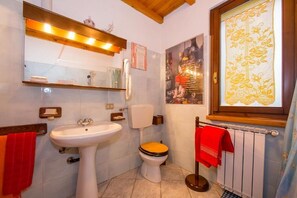 Ilmaiset hygieniatuotteet, hiustenkuivaaja, bidee, pyyhkeet