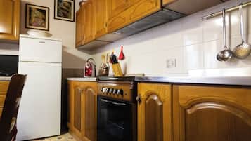 Kühlschrank, Ofen, Herdplatte, Wasserkocher mit Kaffee-/Teezubehör