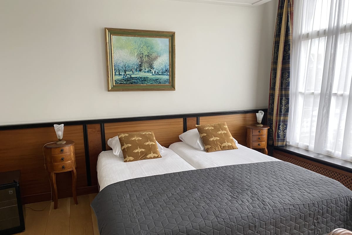 Individually furnished, desk, free WiFi