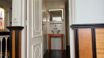 Habitación clásica con 1 cama matrimonial o 2 individuales | Baño | Amenidades de baño gratuitas y toallas