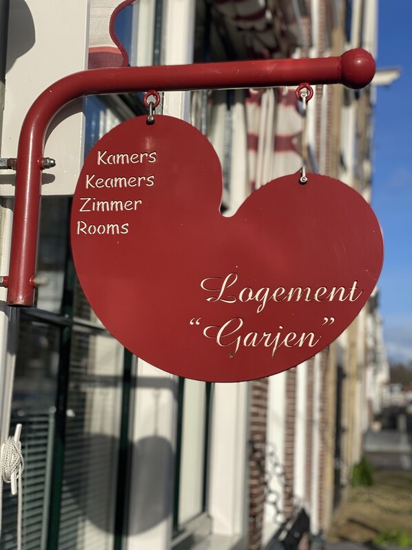A heart-shaped sign with "Kamerers Zimmer" and "Logement 'Garen'" indicating a room or suite. - Logement Garjen (Harlingen)