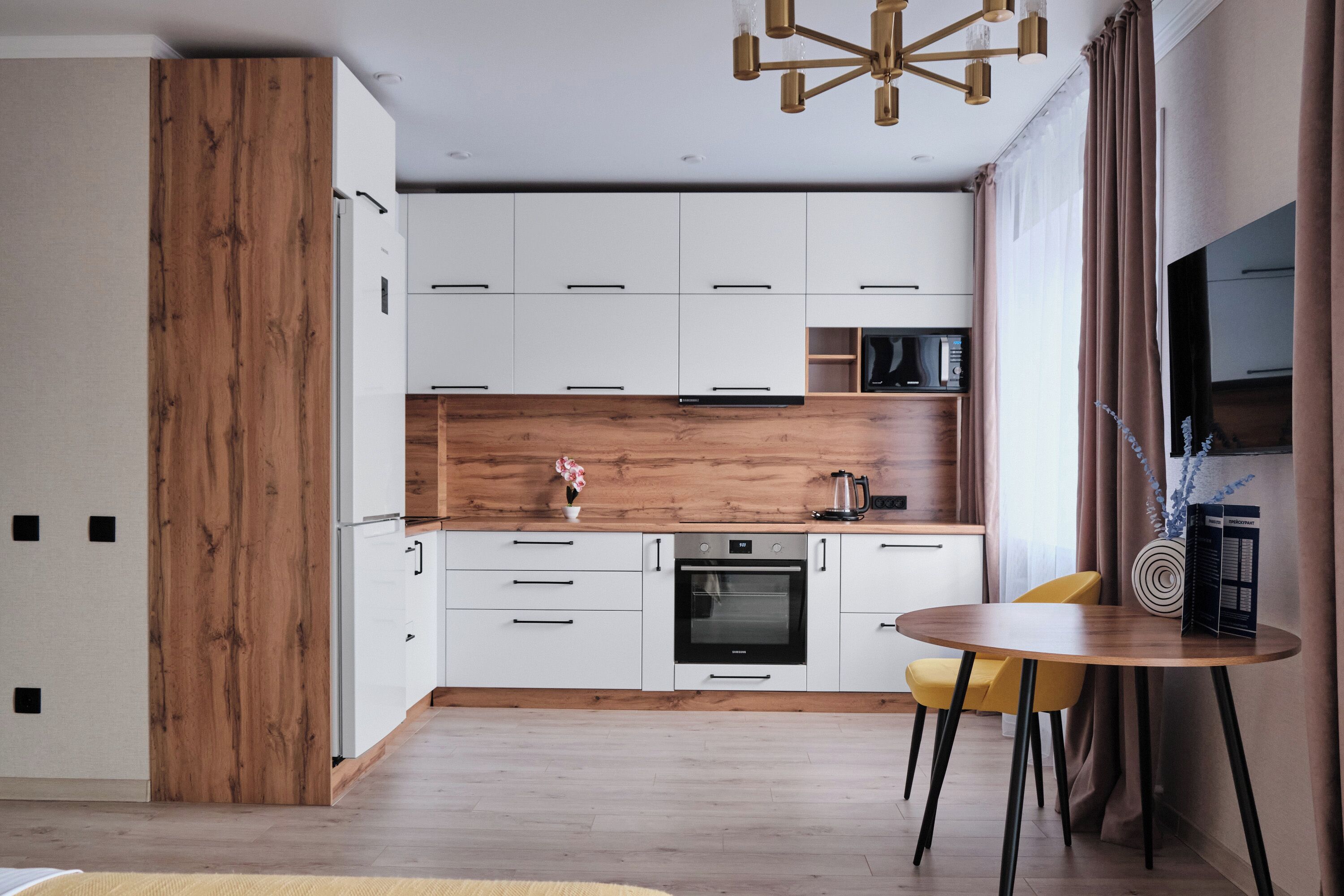 デラックス スタジオ | 専用キッチン | 電子レンジ、コンロ、ホットプレートまたはグリルプレート、調理器具と食器