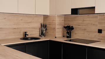 Studiosuite – premium | Eget kjøkken | Mikrobølgeovn, kokeplater, steketakke og kjøkkenutstyr