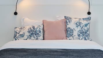 Firemannsrom – superior | Sengetøy av topp kvalitet, blendingsgardiner og strykejern/-brett