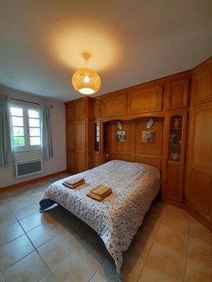 4 habitaciones, tabla de planchar con plancha y cuna de viaje 