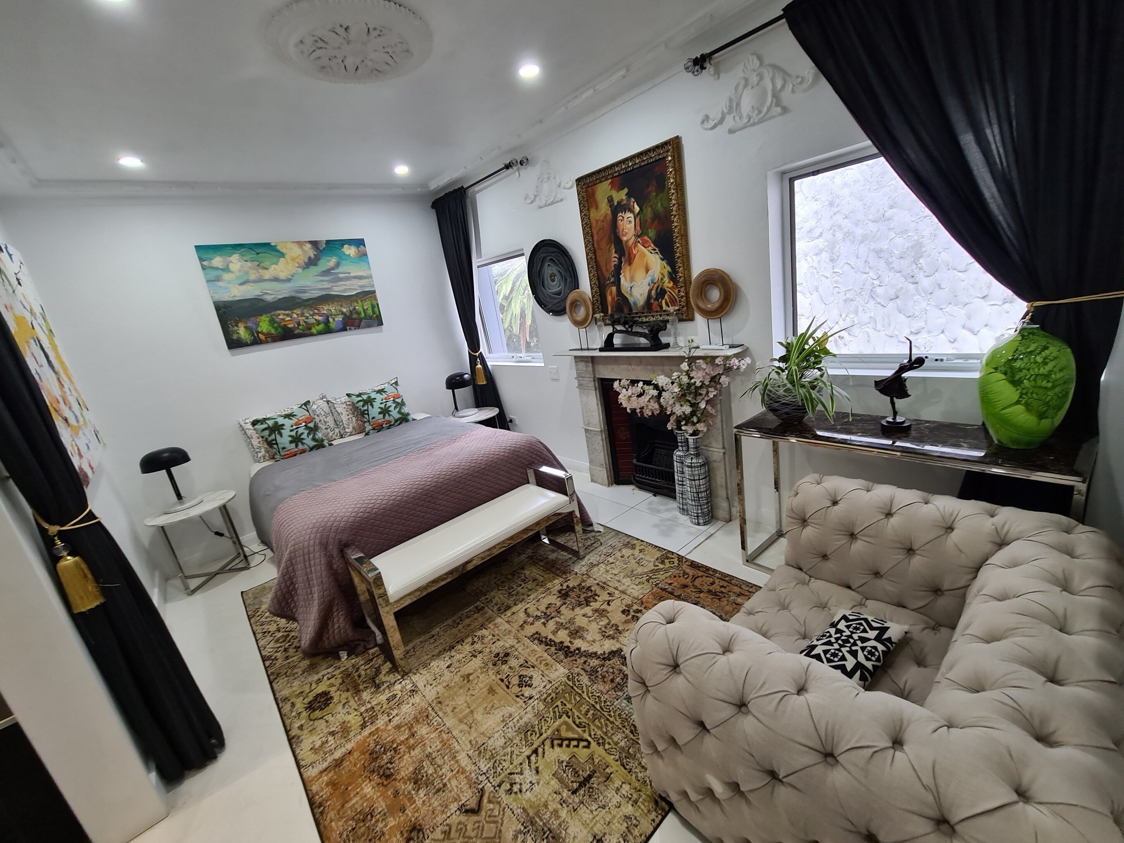 6 bedrooms, desk, iron/ironing board, travel cot