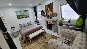 6 bedrooms, desk, iron/ironing board, travel cot