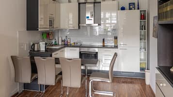 Kühlschrank, Mikrowelle, Herdplatte, Geschirrspüler