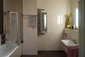 Hair dryer, towels, soap, toilet paper - 3 room apartment "Karl May", Radebeul-Ost, 76sqm (Radebeul)