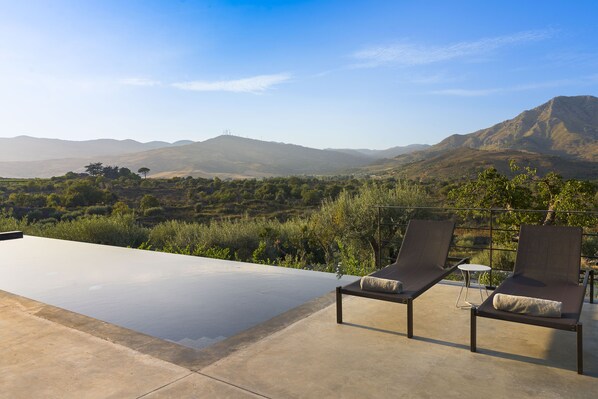 Piscina all'aperto, ombrelloni da piscina, lettini