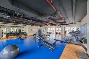 Fitness facility - Maison Privee - Classy Apt w/ Terrace & Direct Burj Khalifa Views (Dubai)