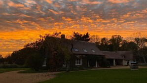 Een huis met een schuin dak, een veranda en een garage.