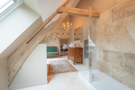 1 bedroom, WiFi, bed sheets. Superb suite in the heart of the forest