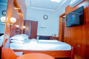 Escritorio, espacio para trabajar con laptop y wifi gratis 