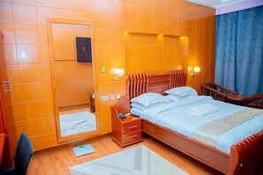 Desk, laptop workspace, free WiFi, wheelchair access - BWAMI DUBAI HOTEL KASULU (Kasulu)