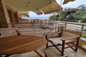 Outdoor dining - Maisonette of 6 persons 50 meters from the sea (Γερακινή)