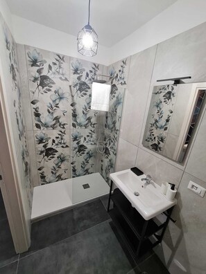 Exclusive Room | Bathroom | Shower, rainfall showerhead, free toiletries, hair dryer - Gaisa Naples - Bed & Breakfast (Naples)