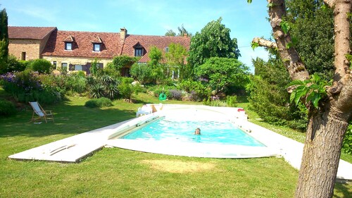 Belle maison en pierres avec vue sur la Dordogne et piscine