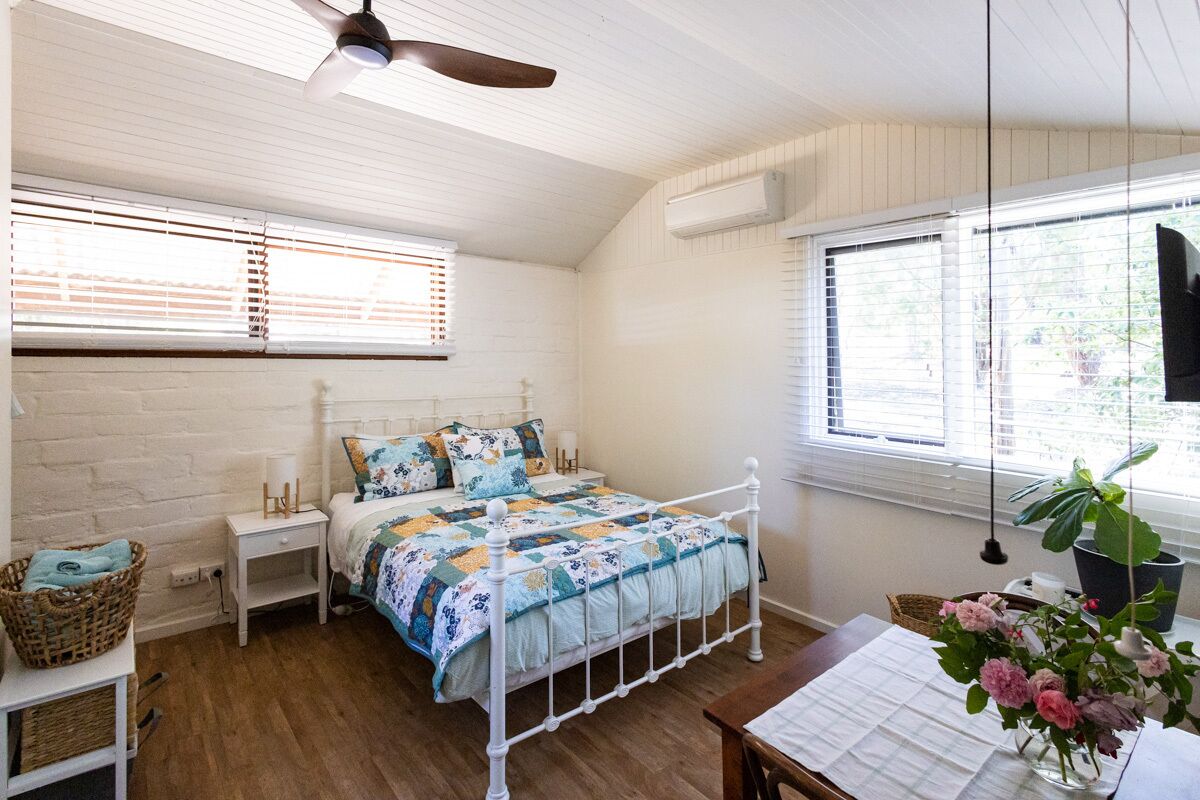 Romantic couples mini cottage in large secluded garden — 5 min to town