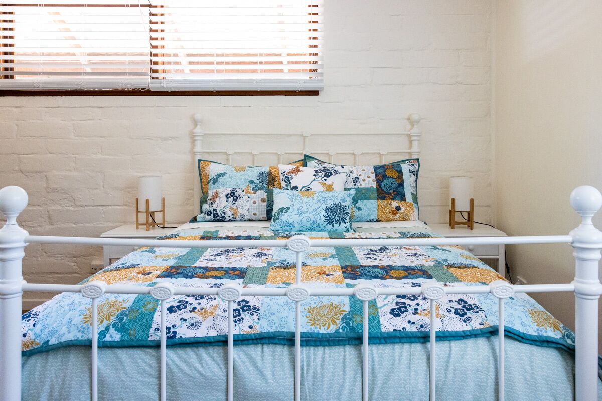 Romantic couples mini cottage in large secluded garden — 5 min to town