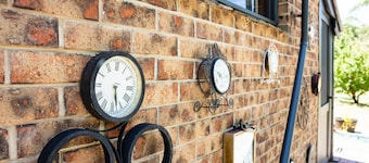 Romantic couples mini cottage in large secluded garden — 5 min to town