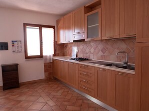 Réfrigérateur, batterie de cuisine, vaisselle et ustensiles