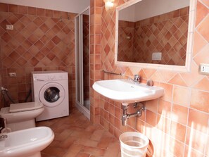 Een douche, een bidet, toiletpapier