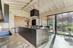 Kjøleskap, mikrobølgeovn, ovn og oppvaskmaskin