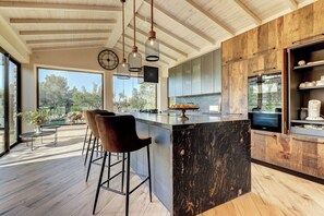 Kjøleskap, mikrobølgeovn, ovn og oppvaskmaskin