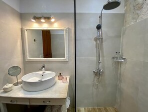 Dusche, Haartrockner, Handtücher, Seife