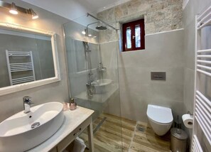 Chuveiro, secador de cabelo, toalhas de banho, sabonete
