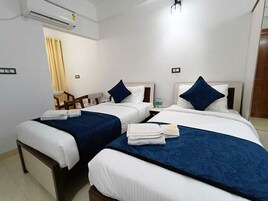 Deluxe Room | Iron/ironing board, free WiFi