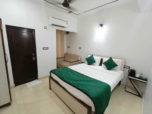 Deluxe Double Room, 1 Queen Bed, Accessible, City View | Iron/ironing board, free WiFi