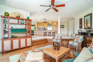 Condo, 2 phòng ngủ | Khu phòng khách | Smart TV