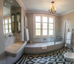 Amenidades de baño gratuitas, secadora de cabello, bidet, toallas 
