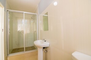 Shower, rainfall showerhead, free toiletries, towels - Orangestar Lodge  (Harare)
