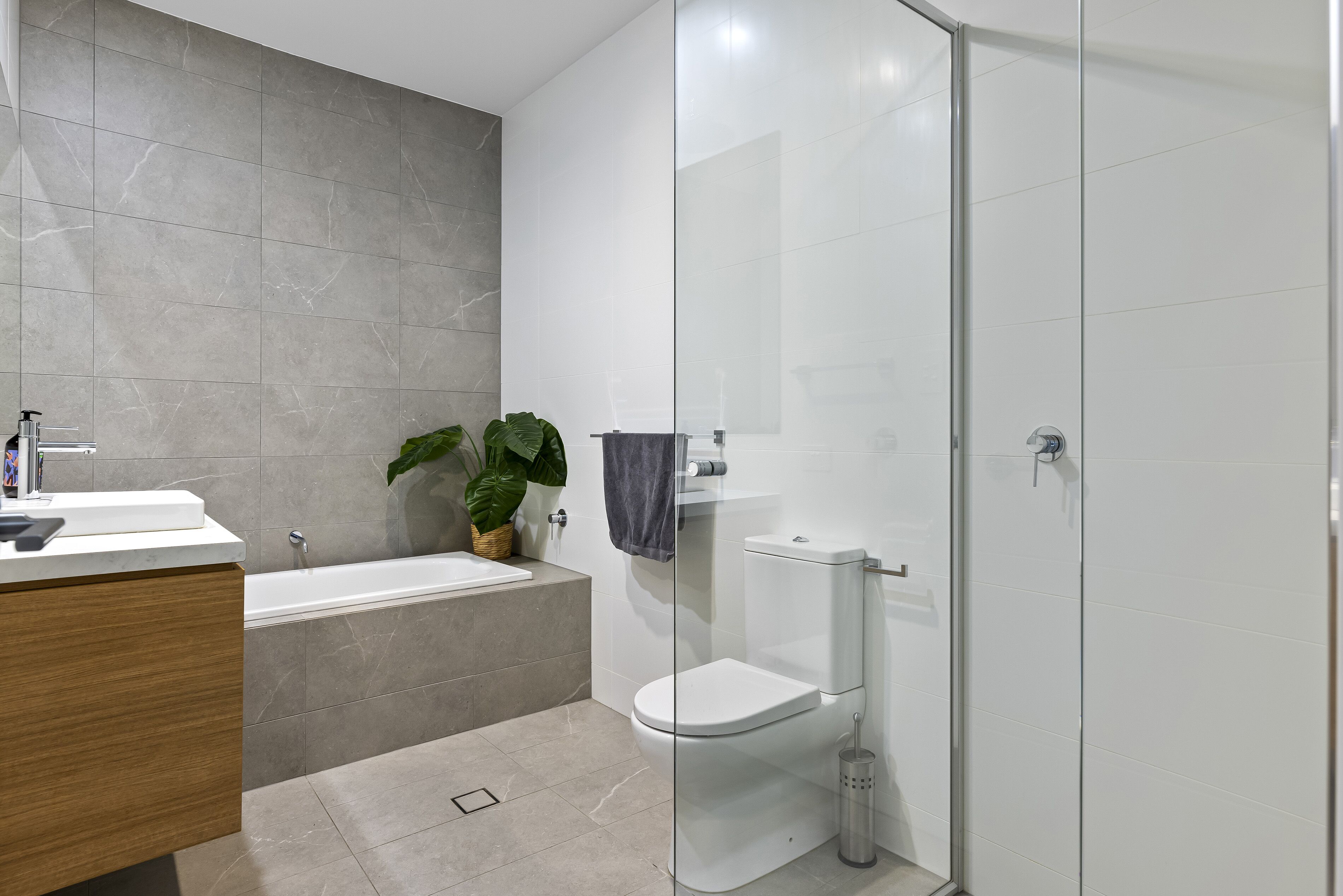 Beautiful new house only 5 minutes walk to the beach!