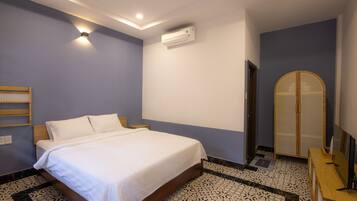 1 bedroom, desk