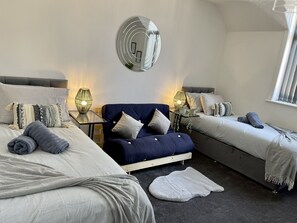 3 bedrooms, Internet, bed sheets - Casa Lobo's Beautiful Suites +free offroad parking -Suite#2 (Wolverhampton)