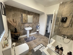 Hiustenkuivaaja, pyyhkeet, saippua, sampoo