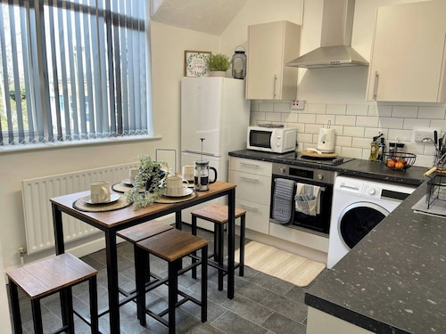 3 bedroom apartment / sleeps 6 with free parking